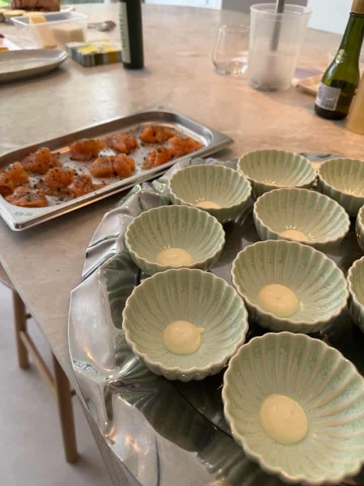 Groene keramieken kommetjes gevuld met crème — mise en place voor service