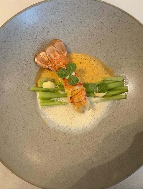 Langoustine met komkommer, schuimige saus en kruidenolie