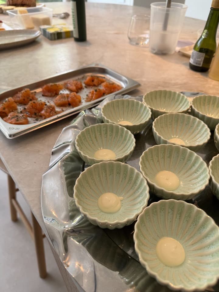 Groene keramieken kommetjes gevuld met crème — mise en place voor service