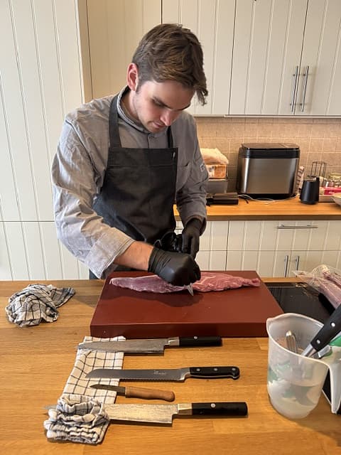 Chef bereidt vlees voor tijdens de mise en place