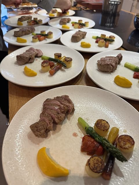 Rund met asperge, groenten en crème tijdens de service