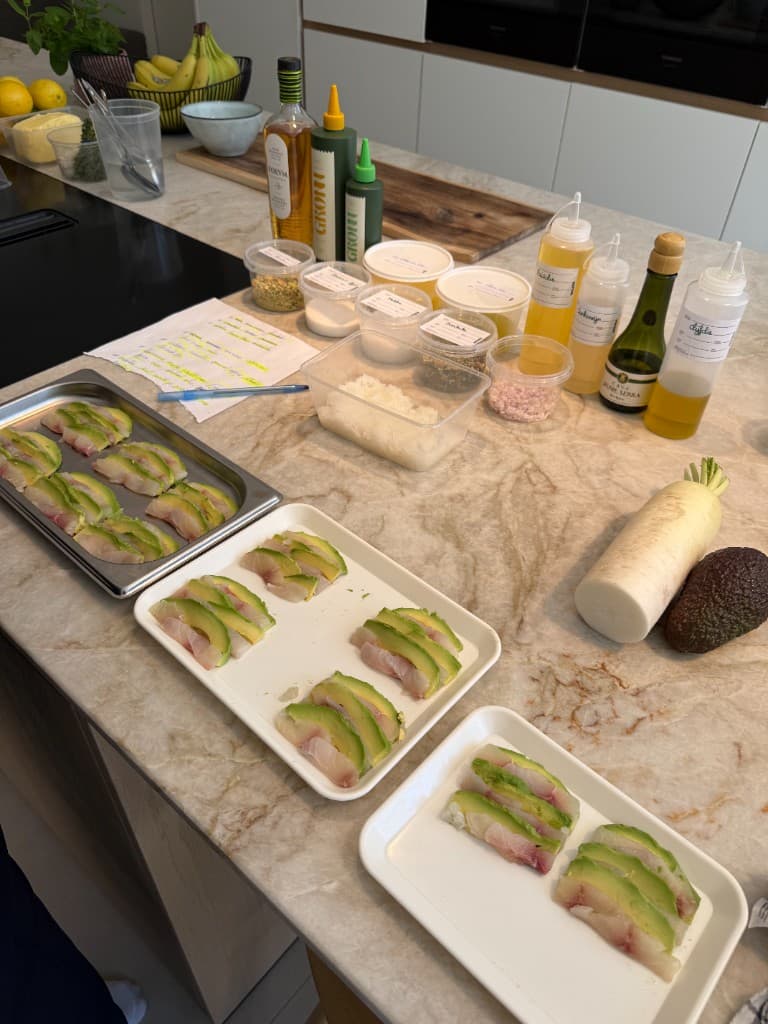 Voorbereiding van een visgerecht met avocado