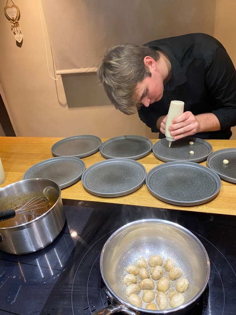 Chef dresseert borden voor een professioneel event