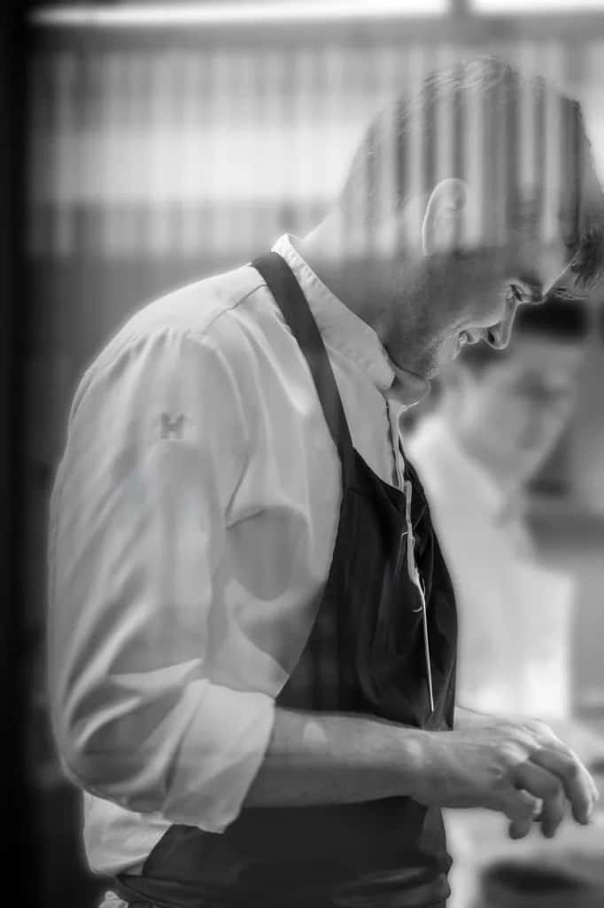 Chef Nathan Campbell geconcentreerd aan het werk