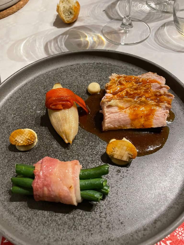 Hoofdgerecht met vlees, haricots verts en champignons